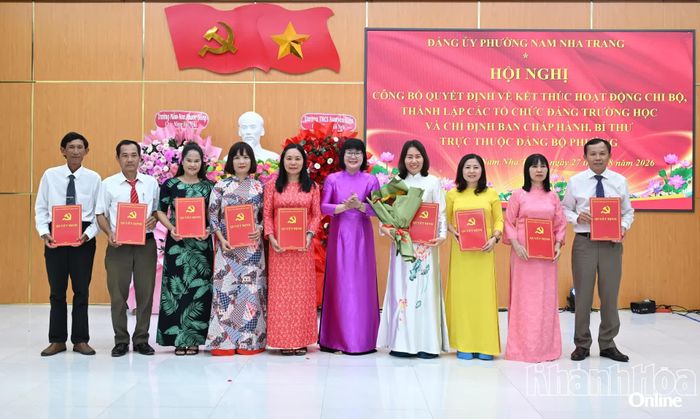 Lãnh đạo Đảng ủy phường Nam Nha Trang trao quyết định thành lập Đảng bộ và chỉ định Ban Chấp hành Đảng bộ Trường Tiểu học Nam Nha Trang.
