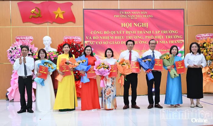 Lãnh đạo phường Nam Nha Trang trao quyết định bổ nhiệm Hiệu trưởng, Phó Hiệu trưởng Trường THCS Nam Nha Trang.
