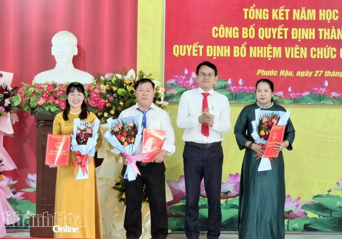 Lãnh đạo xã Phước Hậu trao quyết định và tặng hoa chúc mừng các hiệu trưởng.