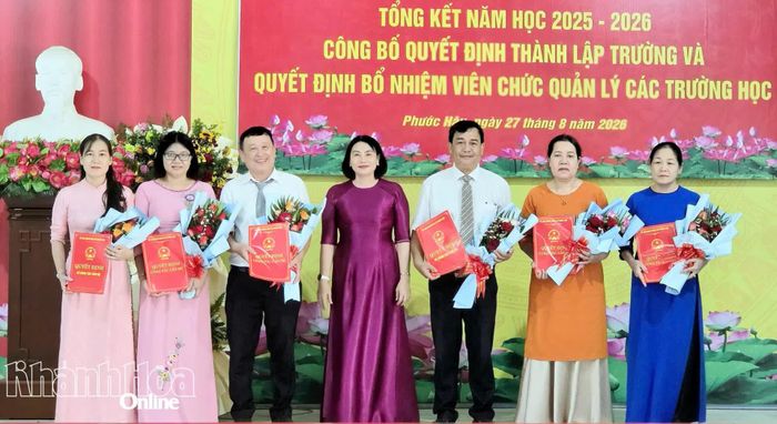 Lãnh đạo xã Phước Hậu trao quyết định và tặng hoa chúc mừng các phó hiệu trưởng.