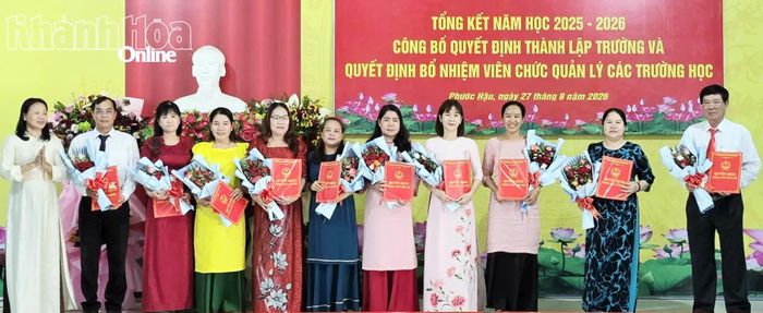 Lãnh đạo xã Phước Hậu trao quyết định và tặng hoa chúc mừng các phó hiệu trưởng.