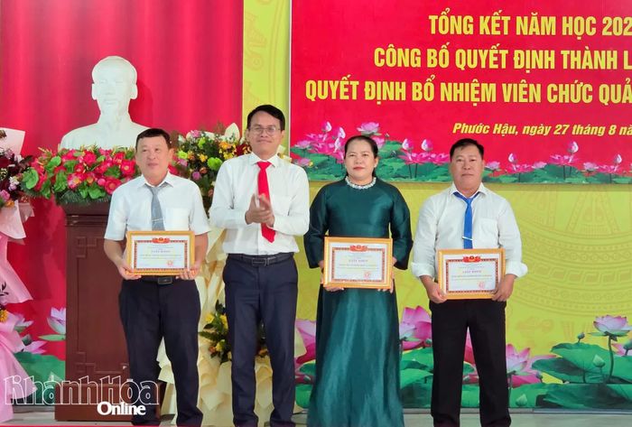 Lãnh đạo xã Phước Hậu trao giấy khen cho các tập thể có thành tích tiêu biểu trong năm học 2025 - 2026.