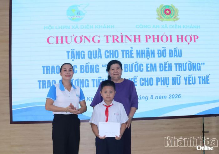 Lãnh đạo Hội Liên hiệp Phụ nữ xã cùng mạnh thường quân trao quà cho học sinh mồ côi cả cha lẫn mẹ.