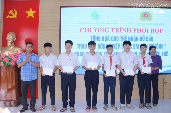 Lãnh đạo Ủy ban MTTQ Việt Nam xã cùng mạnh thường quân trao học bổng cho các học sinh.