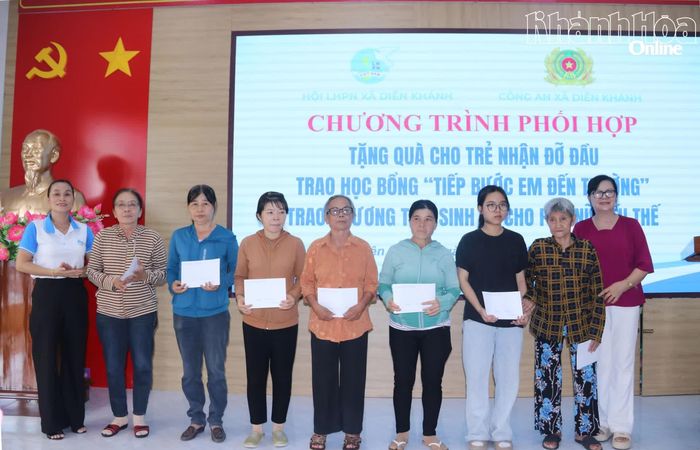Trao quà cho phụ nữ có hoàn cảnh khó khăn.