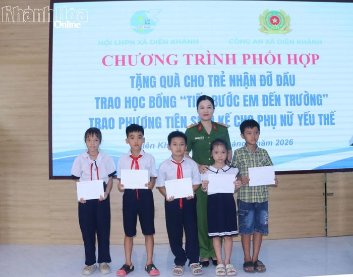 Lãnh đạo Công an xã trao học bổng cho các học sinh.