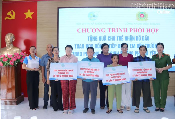 Trao phương tiện sinh kế cho phụ nữ có hoàn cảnh khó khăn.
