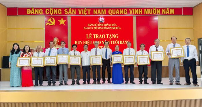 Lãnh đạo phường Đông Ninh Hòa trao Huy hiệu cho các đảng viên 35 năm tuổi Đảng.