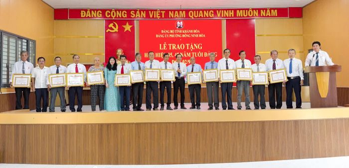 Lãnh đạo phường Đông Ninh Hòa trao Huy hiệu cho các đảng viên 35 năm tuổi Đảng.