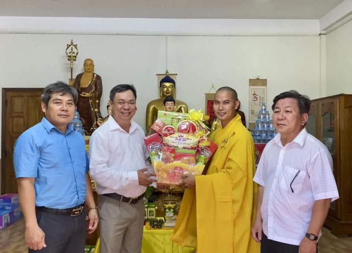 Lãnh đạo xã Đại Lãnh chúc mừng chùa Vạn An.