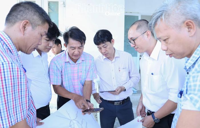 Đoàn khảo sát dự án tại phường Cam Linh.