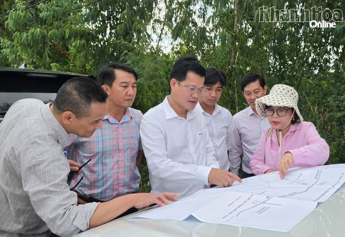 Đoàn khảo sát dự án tại phường Tây Nha Trang.