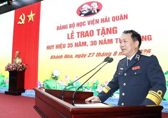 Chuẩn Đô đốc Ngô Thành Công phát biểu chúc mừng các đảng viên.