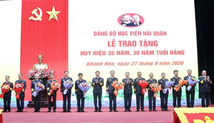 Các thủ trưởng Học viện Hải quân chụp ảnh lưu niệm với các đảng viên nhận Huy hiệu Đảng.