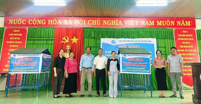 Trao 2 mô hình "Ngôi nhà xanh" cho Chi hội Phụ nữ thôn Đá Trắng và Chi hội Phụ nữ thôn Hữu Đức.