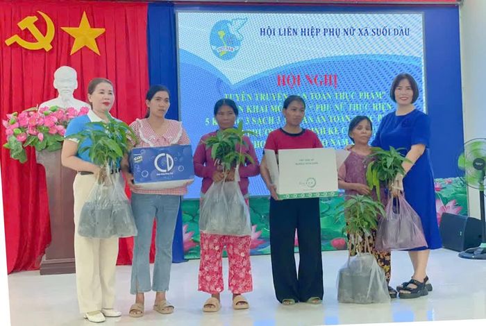 Lãnh đạo Hội Liên hiệp Phụ nữ xã trao phương tiện sinh kế cho hộ phụ nữ vừa thoát cận nghèo.