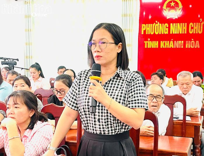 Các cử tri nêu ý kiến tại hội nghị.