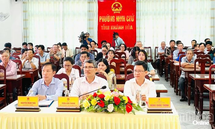 Các đại biểu và cử tri tham dự hội nghị.