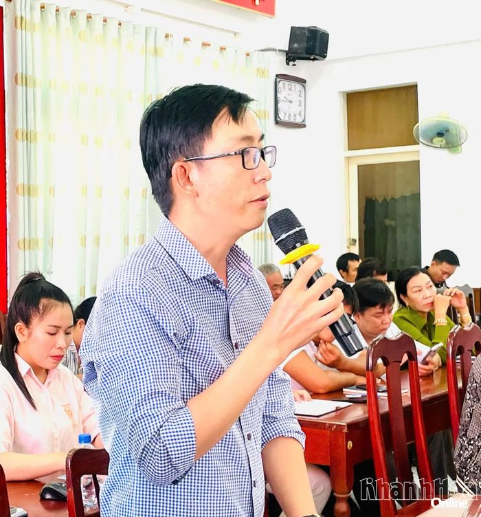 Các cử tri nêu ý kiến tại hội nghị.