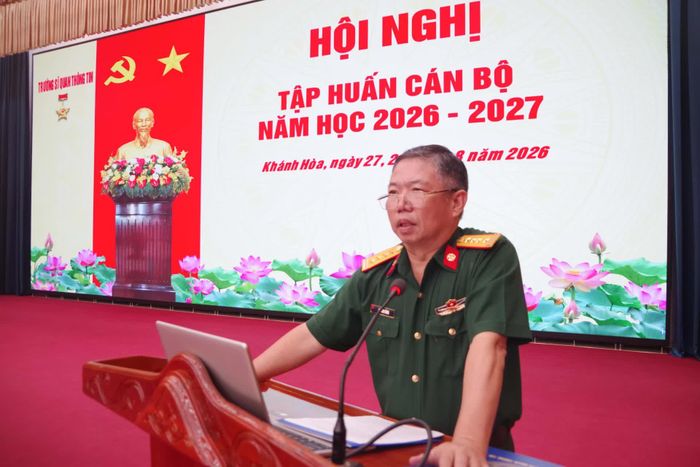 Đại tá, Phó Giáo sư, Tiến sĩ Lê Xuân Hùng chủ trì khai mạc.