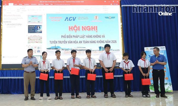 Ban tổ chức trao quà cho các học sinh có hoàn cảnh khó khăn.