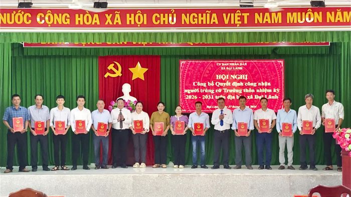Lãnh đạo xã Đại Lãnh trao quyết định công nhận các trưởng thôn.