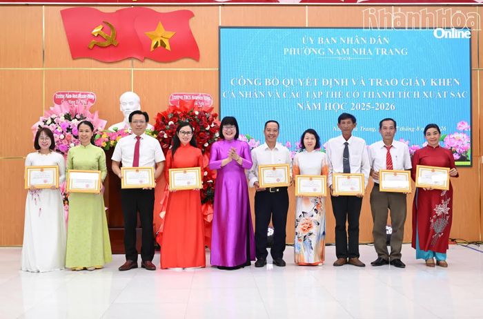 Các tập thể được nhận danh hiệu Tập thể lao động tiên tiến.