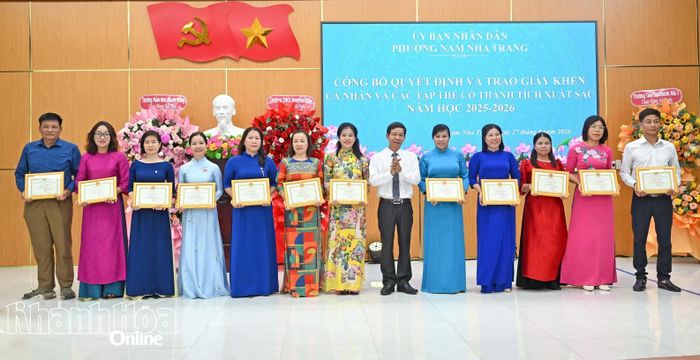 Các cá nhân được nhận giấy khen.