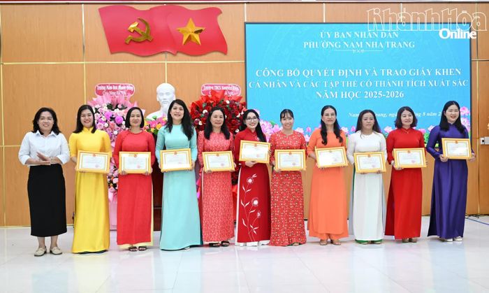 Các tập thể được nhận danh hiệu Tập thể lao động tiên tiến.