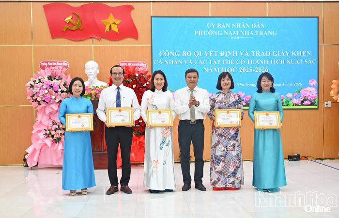 Lãnh đạo Đảng ủy phường trao giấy khen cho các tập thể.