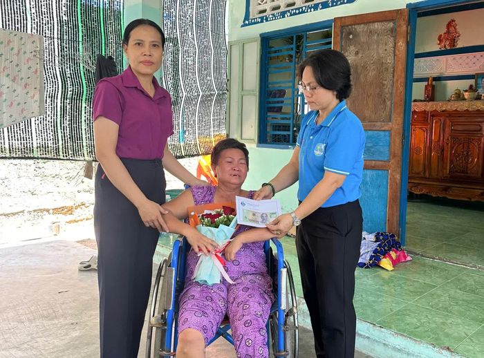 Hội Liên hiệp Phụ nữ phường đến thăm và tặng quà tại nhà hội viên.