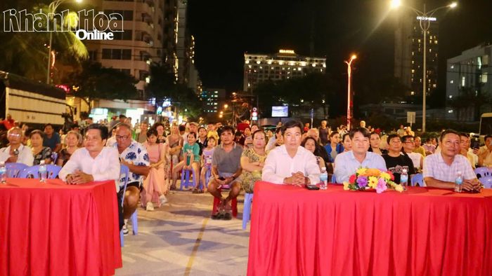 Các đại biểu và người dân tham dự tại chương trình.