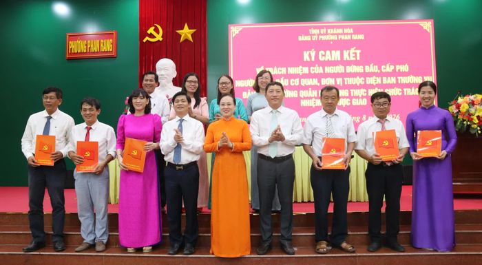 Thường trực Đảng ủy phường trao quyết định chỉ định cấp ủy, Bí thư, Phó Bí thư Đảng ủy Trường THCS Phan Rang nhiệm kỳ 2025 - 2030.