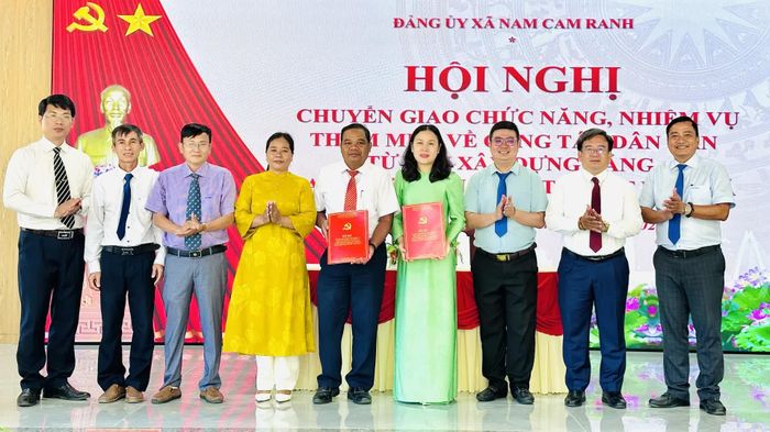Lãnh đạo xã Nam Cam Ranh chúc mừng lãnh đạo Ban Xây dựng Đảng và Ủy ban MTTQ Việt Nam xã.