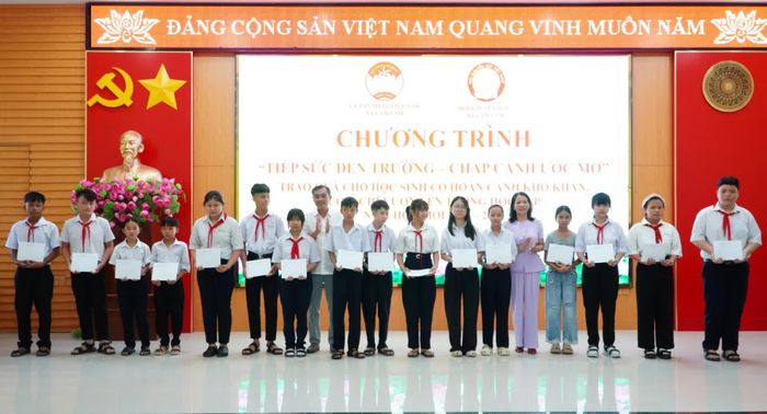 Những phần quà góp phần động viên các em học sinh trước thềm năm học mới.
