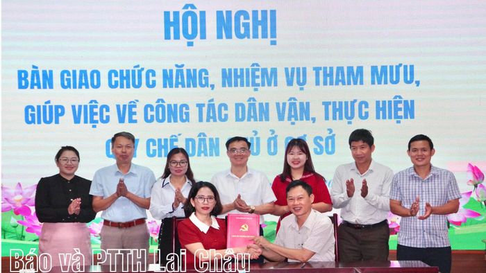 Lãnh đạo Ban Xây dựng Đảng, Đảng ủy phường và Uỷ ban MTTQ Việt Nam phường Tân Phong ký kết bàn giao nhiệm vụ.