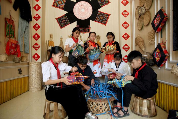 Giữ gìn văn hóa truyền thống đang được các trường học trong tỉnh chú trọng, quan tâm.