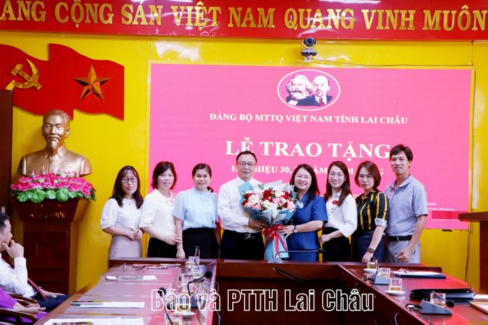 Các cơ quan tặng hoa chúc mừng đảng viên được nhận Huy hiệu Đảng.