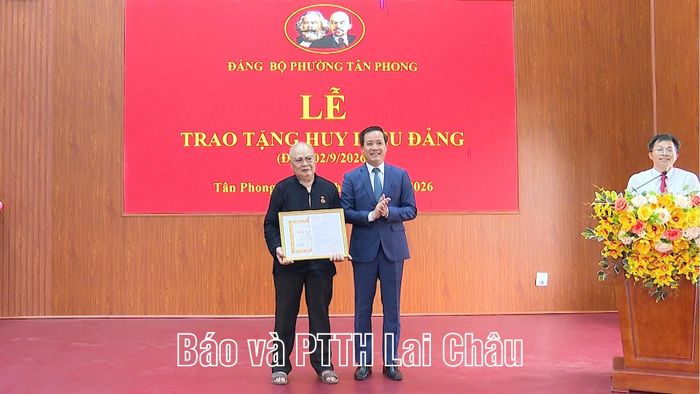 Đồng chí Lê Đức Dục - Trưởng Ban Tuyên giáo và Dân vận Tỉnh ủy trao Huy hiệu 65 năm tuổi Đảng cho đảng viên Lò Văn Chiến.