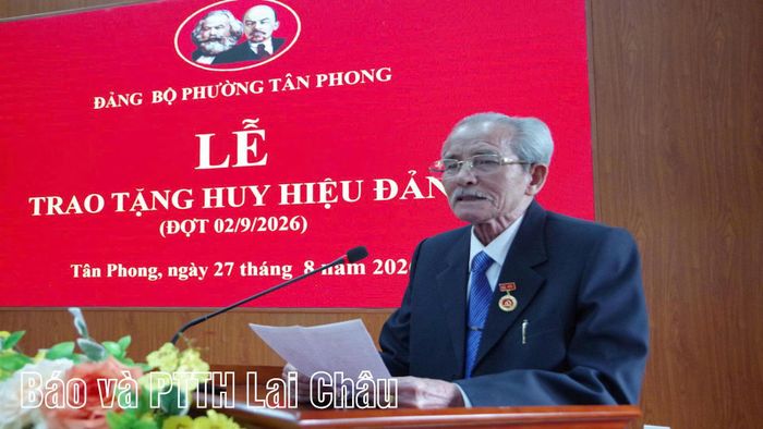 Đảng viên Mạc Văn Đích (Chi bộ Tổ dân phố số 9) phát biểu tại buổi lễ.