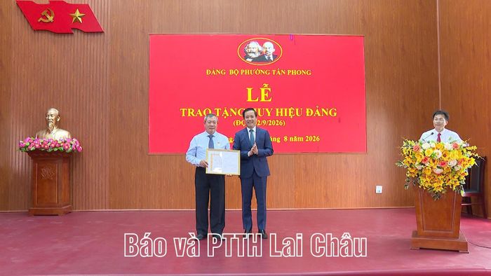 ... trao Huy hiệu 35 năm tuổi Đảng cho đảng viên Vương Văn Thành.
