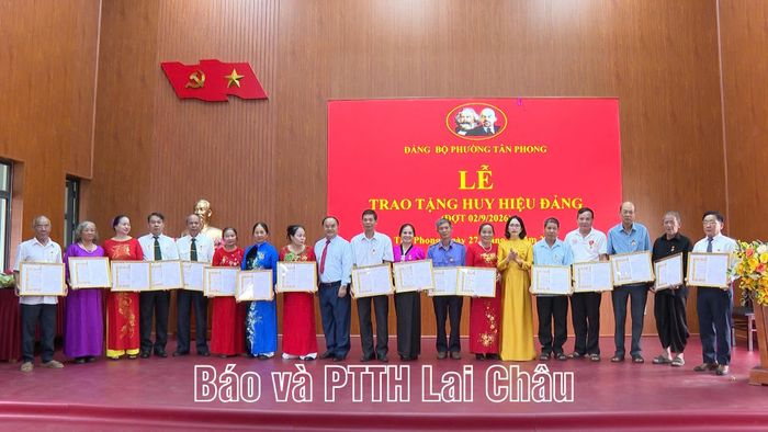 Lãnh đạo Đảng ủy phường Tân Phong trao Huy hiệu 35 năm tuổi Đảng cho các đảng viên.