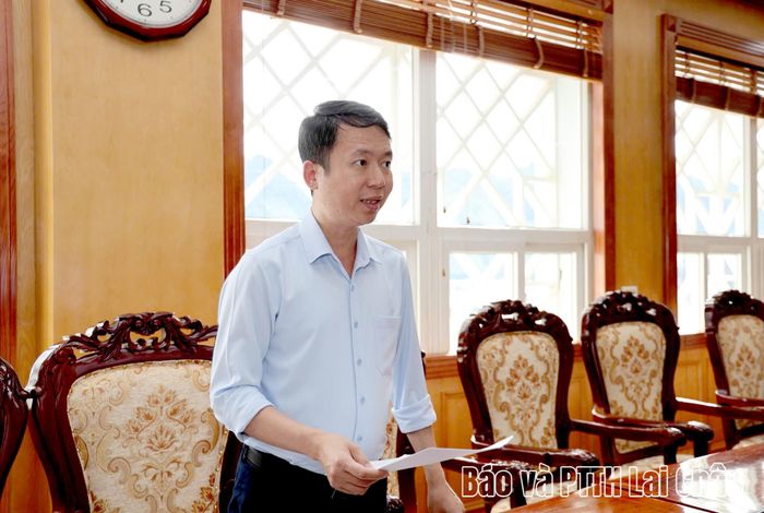Lãnh đạo Sở Tài chính trình nội dung điều chỉnh kế hoạch phát triển kinh tế - xã hội. 