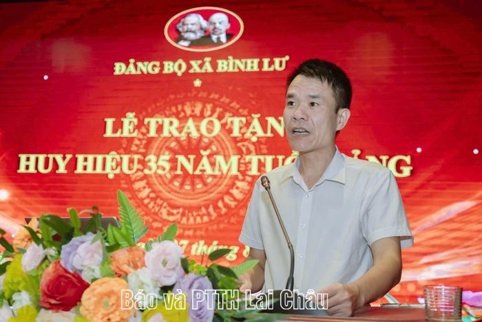 Ban Xây dựng Đảng Đảng ủy xã Bình Lư công bố Quyết định của Ban Thường vụ Tỉnh ủy về việc trao tặng Huy hiệu 35 tuổi Đảng cho 18 đảng viên.