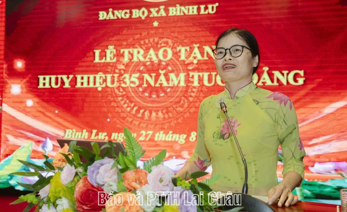 Đồng chí Tạ Thị Dung – Phó Bí thư Thường trực Đảng ủy xã Bình Lư phát biểu tại buổi lễ.