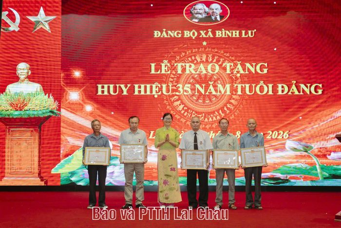 Đồng chí Tạ Thị Dung – Phó Bí thư Thường trực Đảng ủy xã Bình Lư trao tặng Huy hiệu 35 tuổi Đảng cho các đảng viên.
