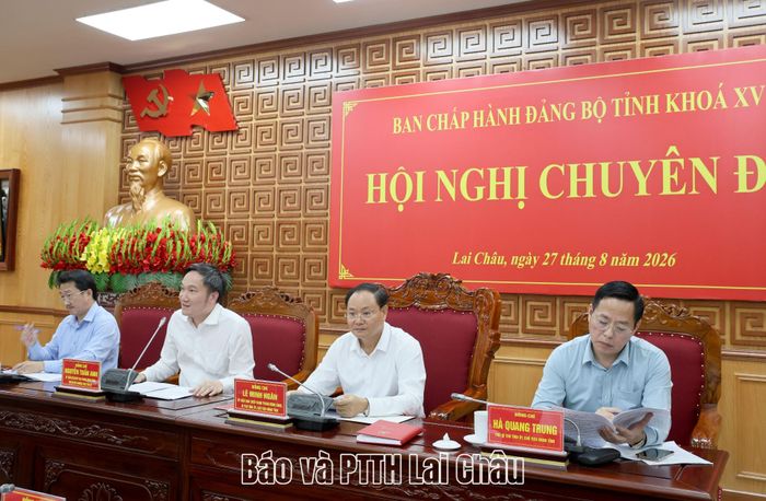 Các đồng chí Thường trực Tỉnh uỷ điều hành nội dung hội nghị. 