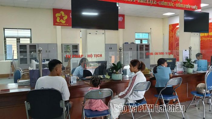 Người dân đến làm thủ tục hành chính tại Trung tâm Phục vụ hành chính công xã Bình Lư.