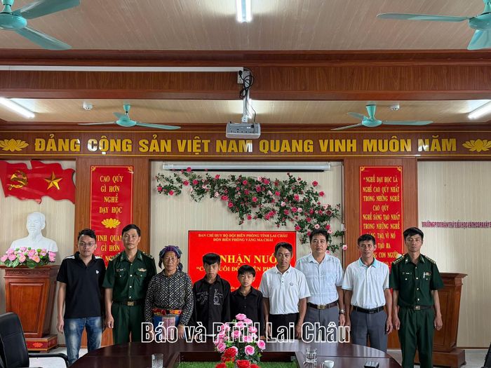 Cán bộ, chiến sĩ Đồn Biên phòng Vàng Ma Chải chụp ảnh lưu niệm cùng lãnh đạo chính quyền địa phương và gia đình 2 cháu được nhận nuôi.