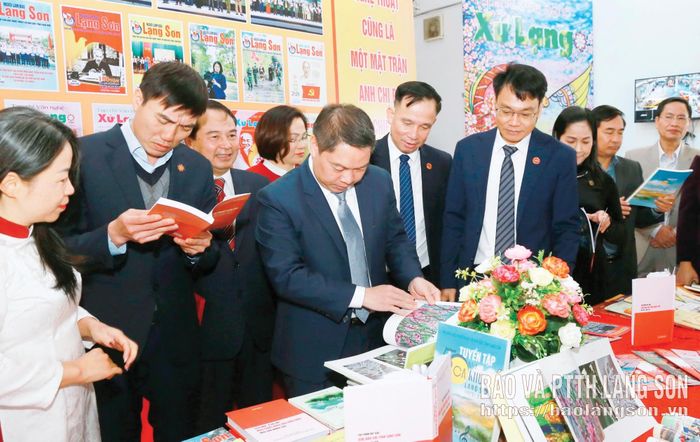 Lãnh đạo UBND tỉnh và các đại biểu tham quan gian trưng bày tại Hội Báo Xuân Xứ Lạng năm 2026